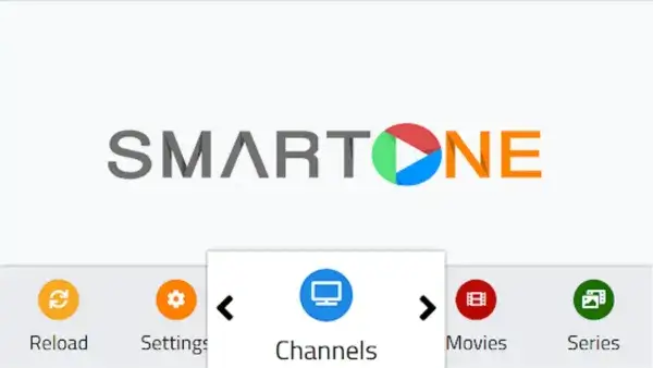 Famille utilisant smarter one iptv sur une Smart TV en 2025 – expérience moderne de streaming en France