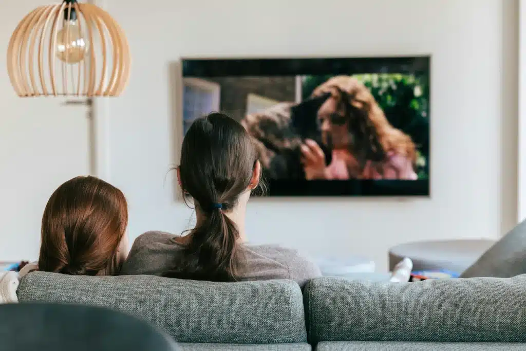 IPTV France Pro diffusé sur smart TV 4K dans un salon moderne avec couple regardant le sport en direct